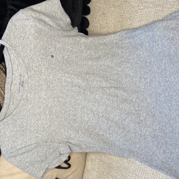 Tommy Hilfiger women's tee shirt size medium color grey. - Picture 2 of 2